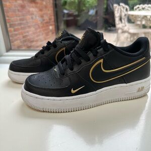 NIKE AIR FORCE 1- YOUTH size 4